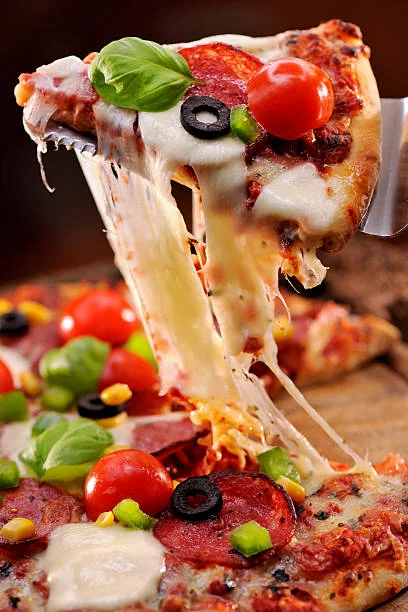 Porción de pizza levantada con el queso estirándose