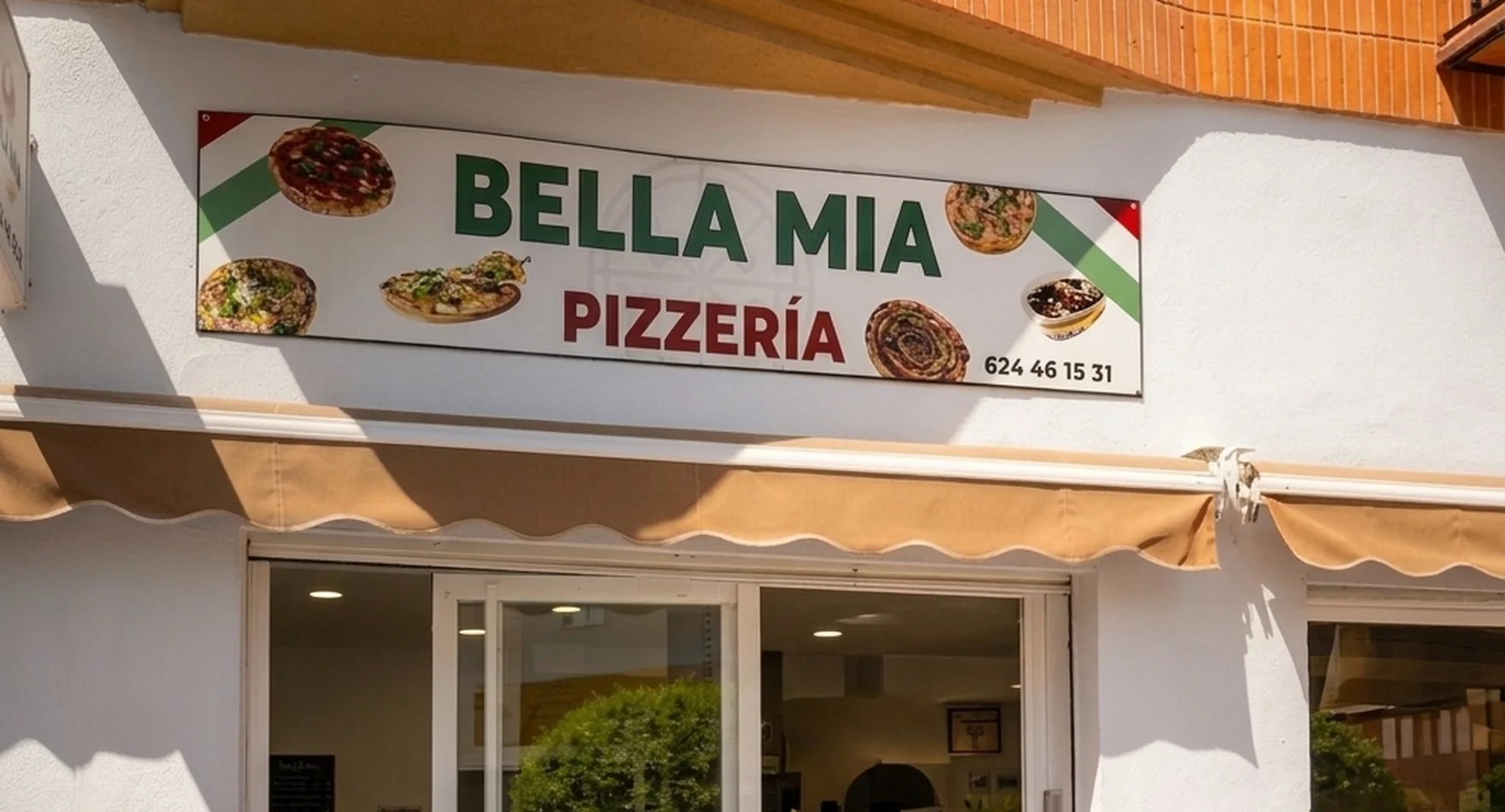 Fachada de Pizzeria Bella Mia en la Plaza Tres Cruces de Armilla